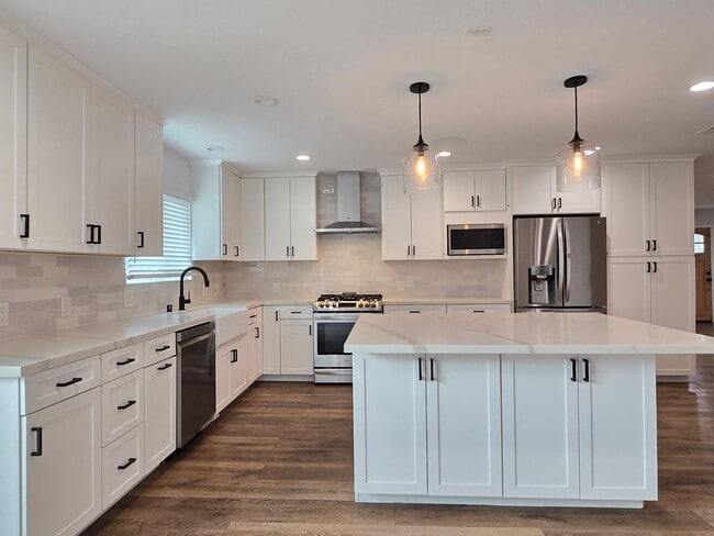 Building Photo - Spacious Single Family Home, Completed Ren...