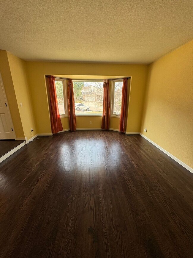 Foto del edificio - 5 Bedroom Home in Broadmoor Bluffs