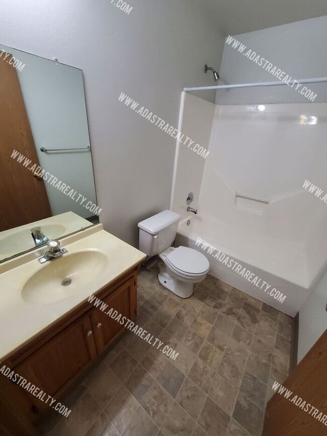 Building Photo - Affordable 2 Bedroom/2 Bath in Raymore-Available in MAY!!
