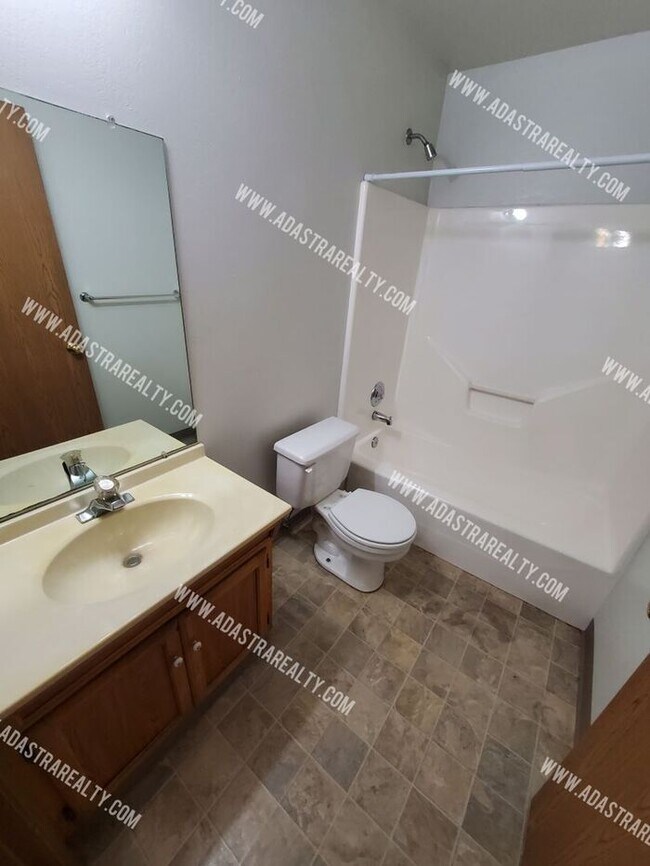 Foto del edificio - Affordable 2 Bedroom/2 Bath in Raymore-Available in MAY!!