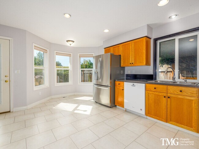 Foto del edificio - Charming Home Backing to Greenbelt, Near Lacamas Lake and Local Amenities