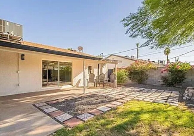 Foto del edificio - 8214 E Elm Dr