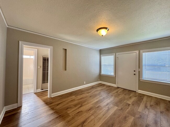 Building Photo - Spacious and Updated 1 Bedroom, 1 Bathroom...