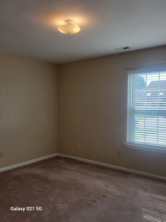 Foto del edificio - 3 bedroom, 2 bathroom townhouse in Western Branch