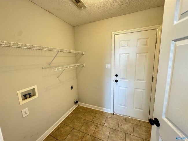 Building Photo - 105 Willow Green Dr