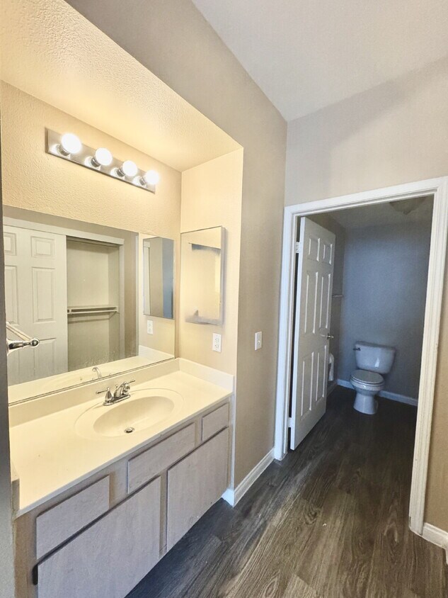 Foto principal - Ground Floor 2BD/2BA Condo in Gated Hender...