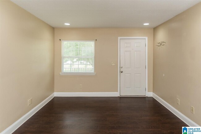 Building Photo - 922 Penny Ln