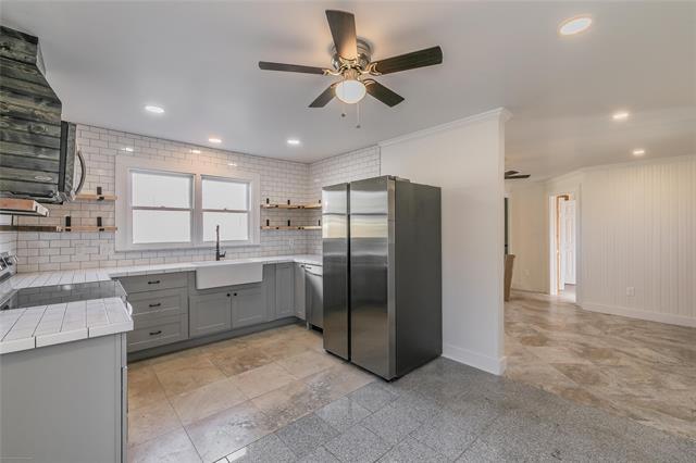 Building Photo - 722 W Oak St