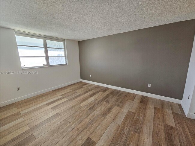 Foto del edificio - 3600 NE 170th St