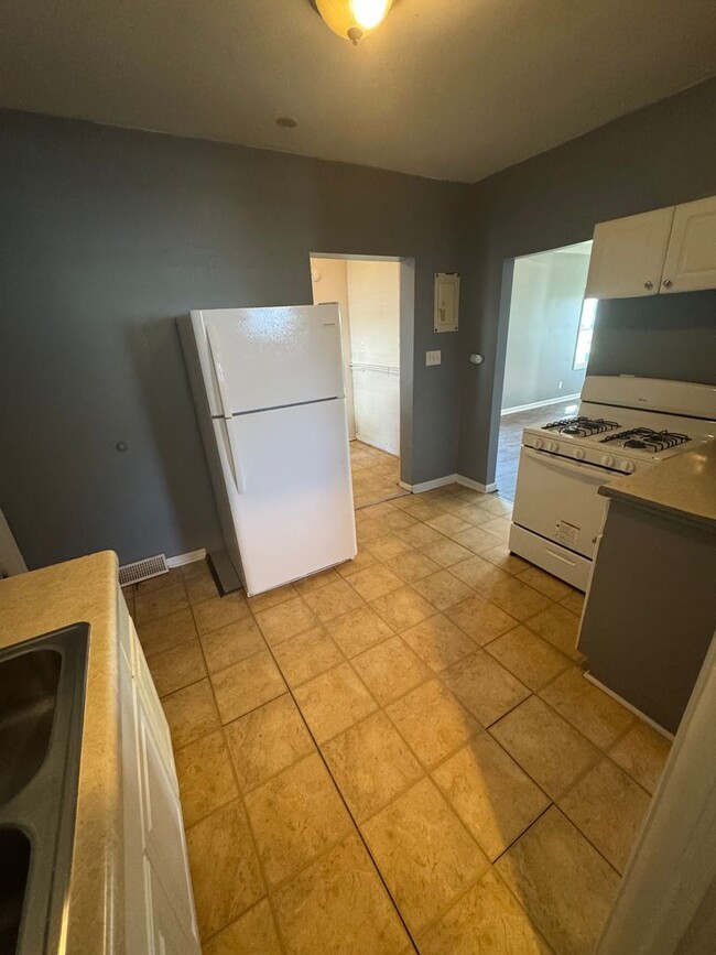 Building Photo - 2 Bed 1 Bath Saginaw Home w/ Garage