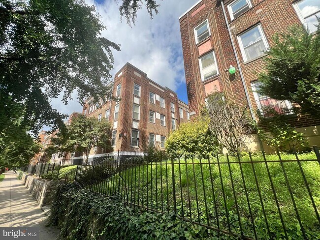 Building Photo - Newly Available Three Bedroom Condo in Col...