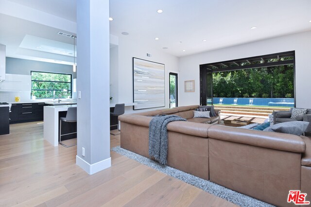 Foto del edificio - 14520 Greenleaf St