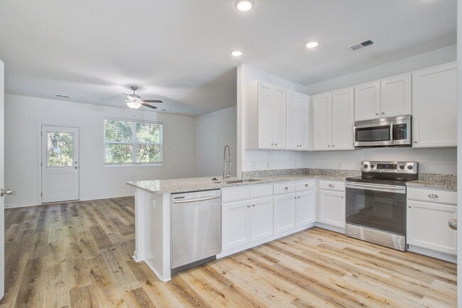 Foto del edificio - 200 Woodward Rd