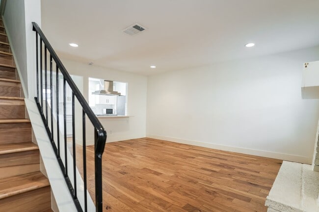 Building Photo - 810 Banister Ln