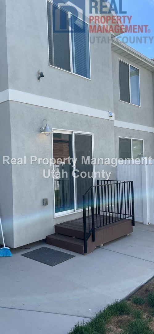 Building Photo - New Lower Price! Pet Friendly Townhouse