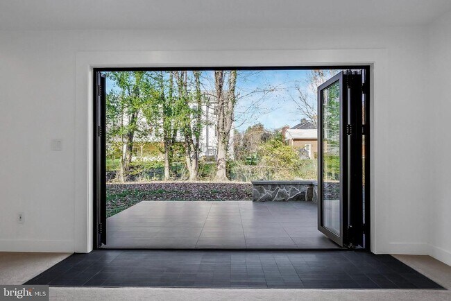 Foto del edificio - 6810 Weaver Ave