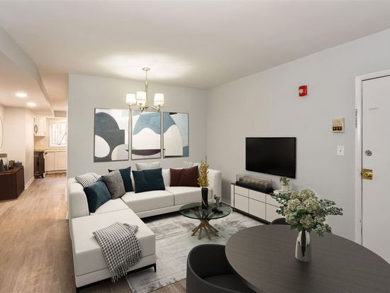 Living room - 814 Washington St