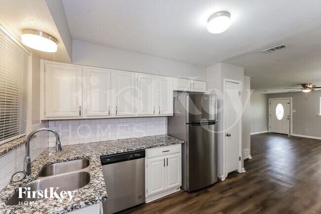 Foto del edificio - 5932 Lalagray Ln
