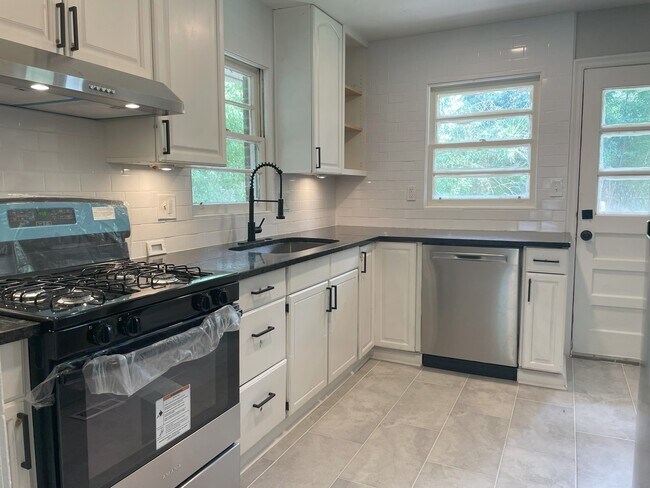 Foto del edificio - 2225 Old Spring Rd
