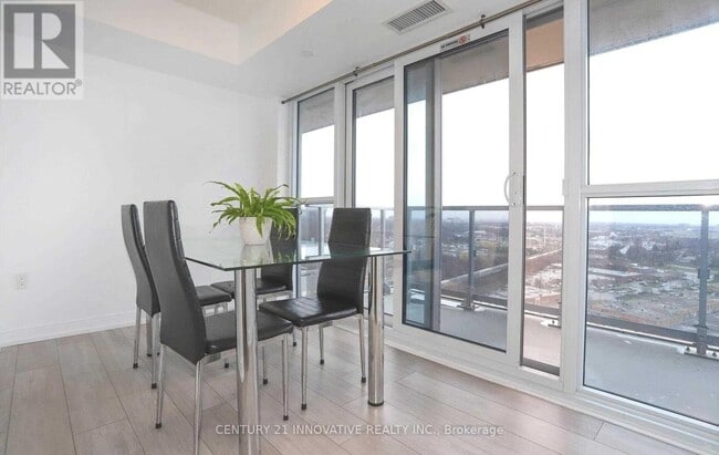 Photo du bâtiment - 225 Village Green Square