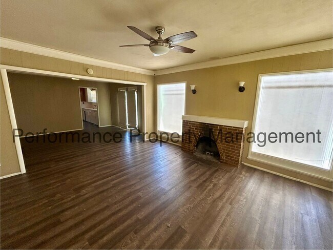 Building Photo - Charming 2 Bed/1 Bath N Bakersfield Home w...
