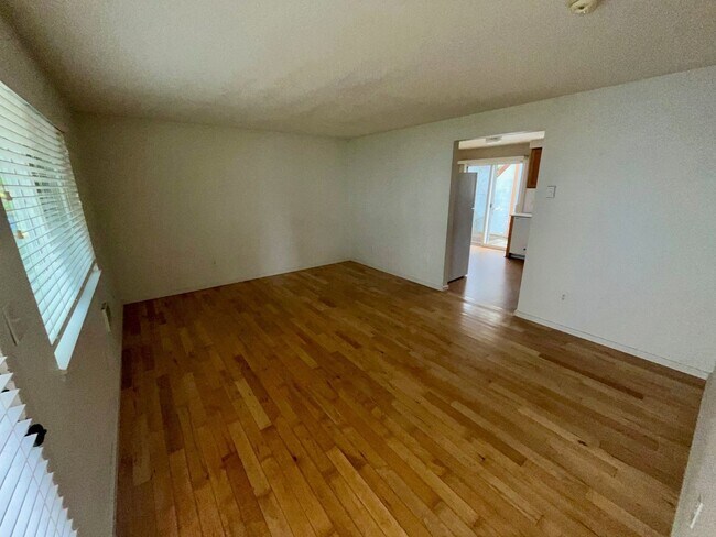 Building Photo - N Portland Alberta District! Light & Brigh...