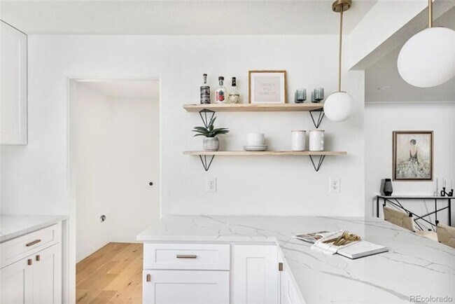 Building Photo - Recently Renovated 2Bd 1Ba Duplex with W/D and Central AC!