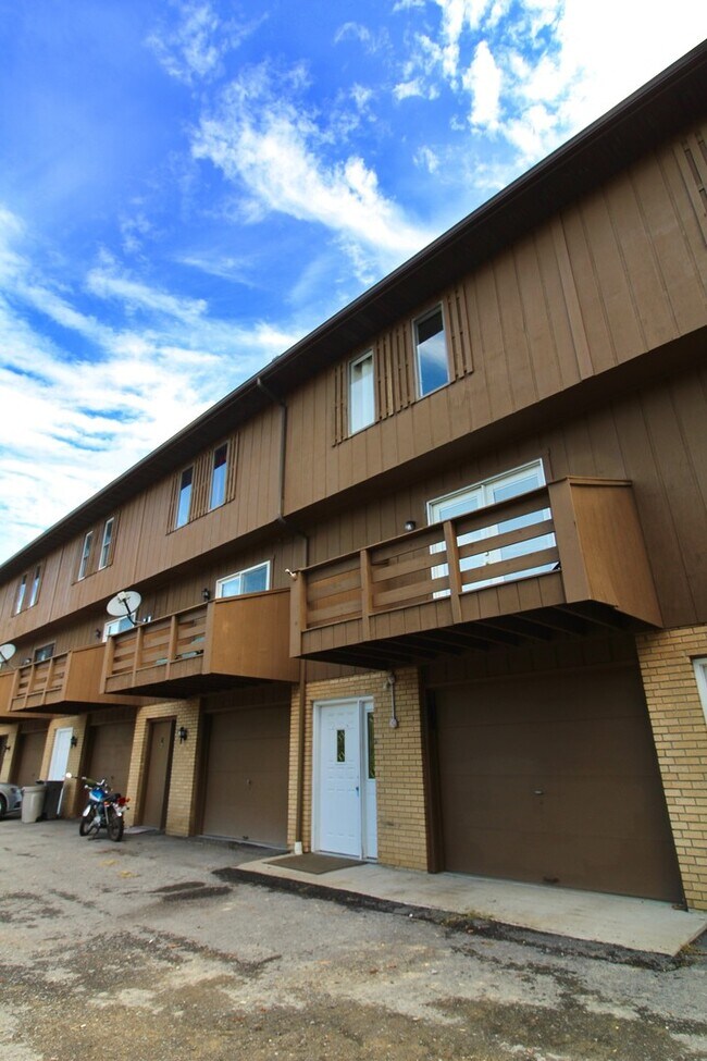 Building Photo - 2 Bedroom/2 Bath Townhouse near Stadium - ...