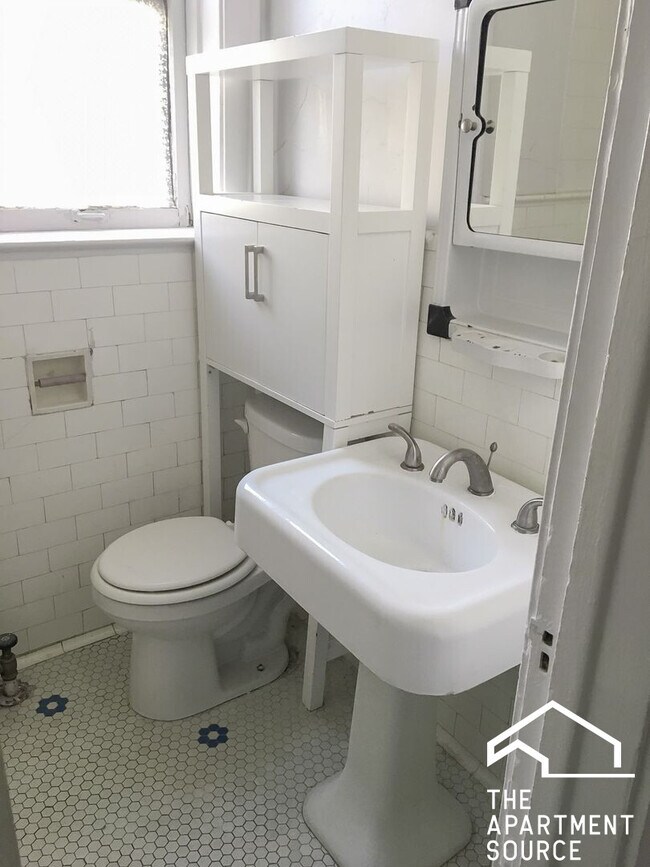 Building Photo - 432 W Surf St