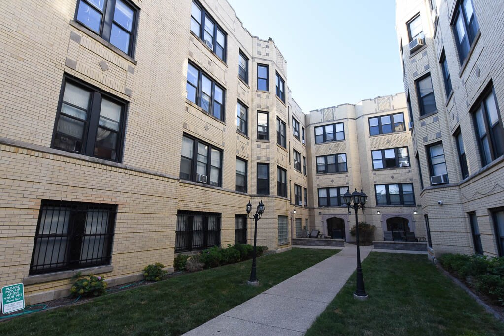 Primary Photo - 3631 W Dickens Ave
