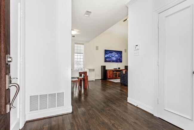Foto del edificio - Lakewood 3-Bed, 3-Bath Townhome is Big and...