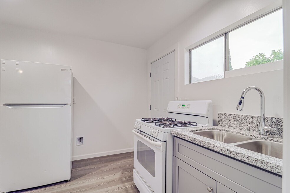 Remodeled 1 Bed with Private Yard & Parking – Don’t Miss This!