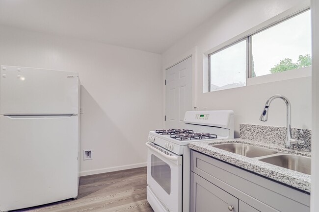Building Photo - Remodeled 1 Bed with Private Yard & Parking – Don’t Miss This!