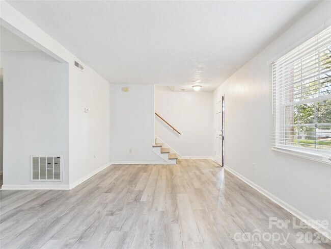 Foto del edificio - 8811 Hunter Ridge Dr