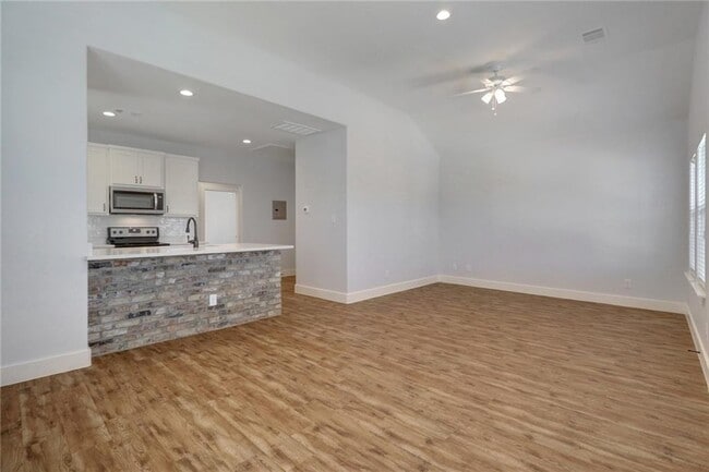 Building Photo - 925 Loop 332