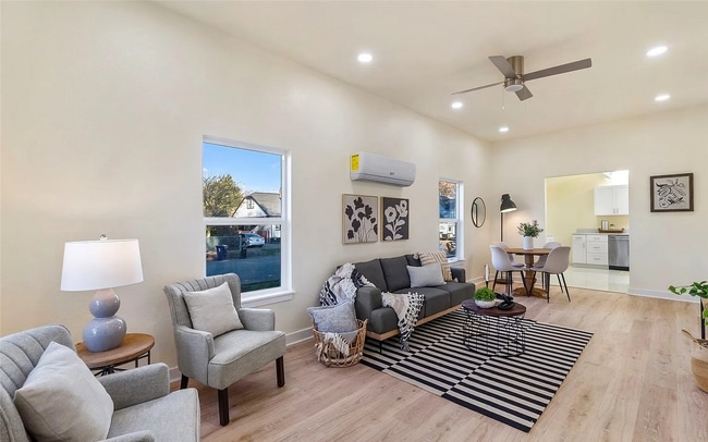 Building Photo - Newly Remodeled Tacoma Gem - Modern Comfor...