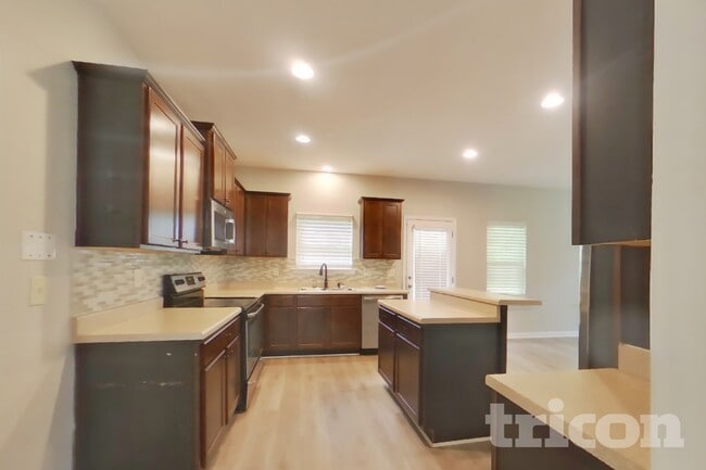 Building Photo - 155 Hickory Hills Dr