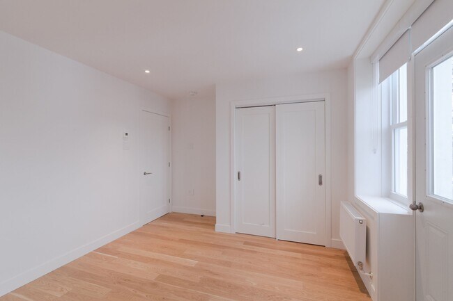 Photo du bâtiment - 4715 Chem. Queen Mary