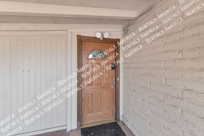Building Photo - 5111 E Peach St
