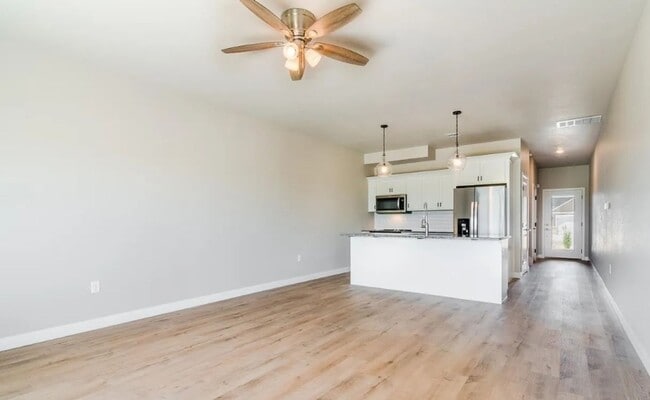 Building Photo - Modern Townhome in Beautiful Colbert Hills Golf Course Area