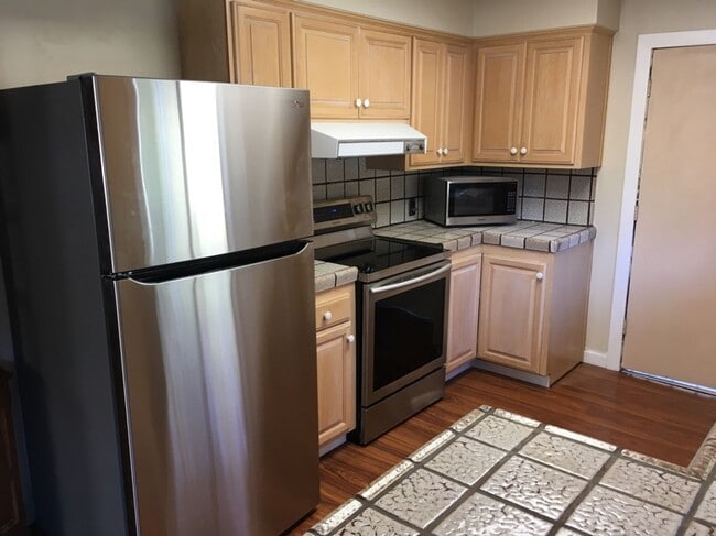 Building Photo - Spacious Clearlake Home