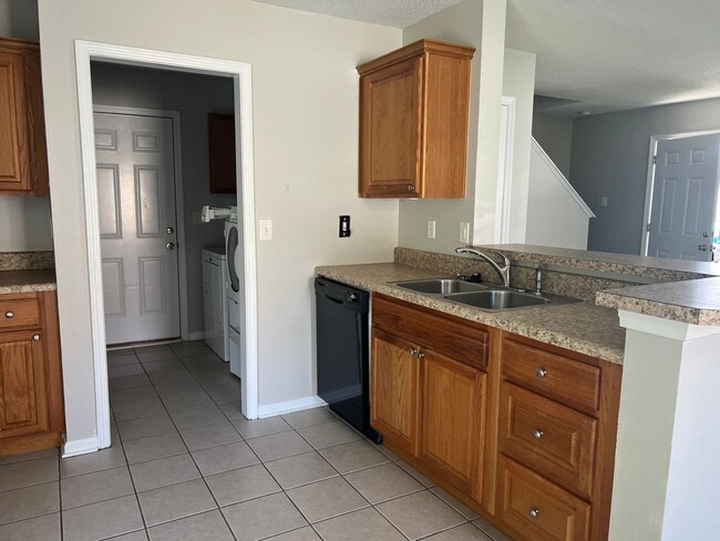Building Photo - 5020 Sandlake Ct