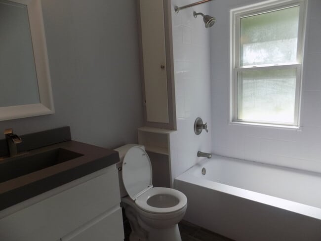 Building Photo - Nice Updated 4 bedroom house with first floor primary bedroom/Bathroom