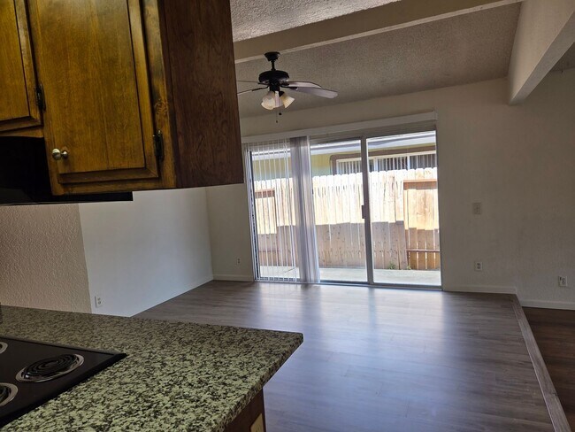 Foto del edificio - 9669-9671 Lake Natoma Drive