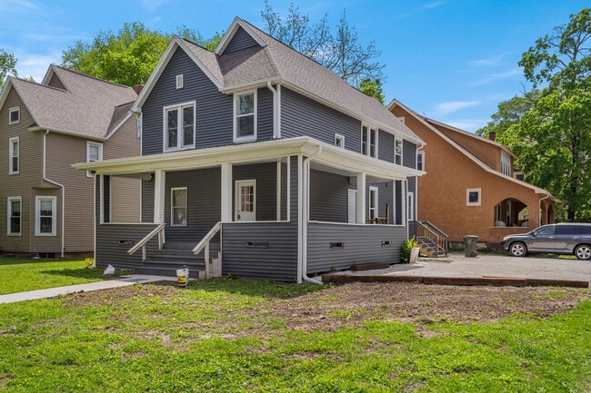 Building Photo - 713 W Illinois St
