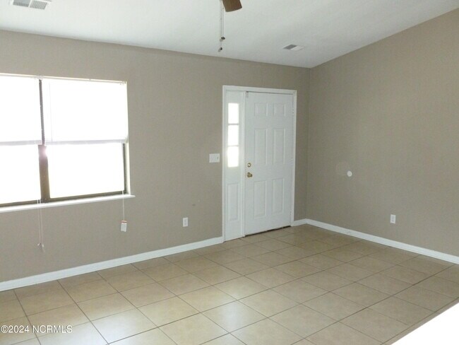 Building Photo - 204 Cinnamon Dr