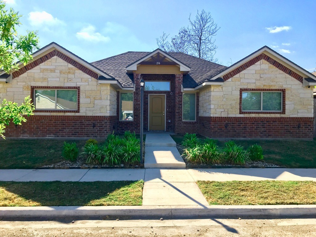 Primary Photo - Contemporary 4/4.5 House in the Baylor Bub...