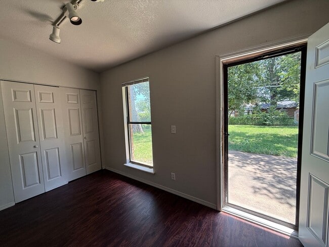 Building Photo - 3 Bd 1.5 Ba beautiful trees great backyard!!!