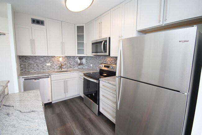 Building Photo - 1 br, 1 bath Condo - 5757 N Sheridan Rd Ap...