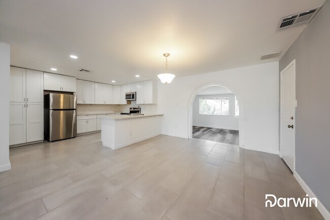 Building Photo - 5449 W Flower St